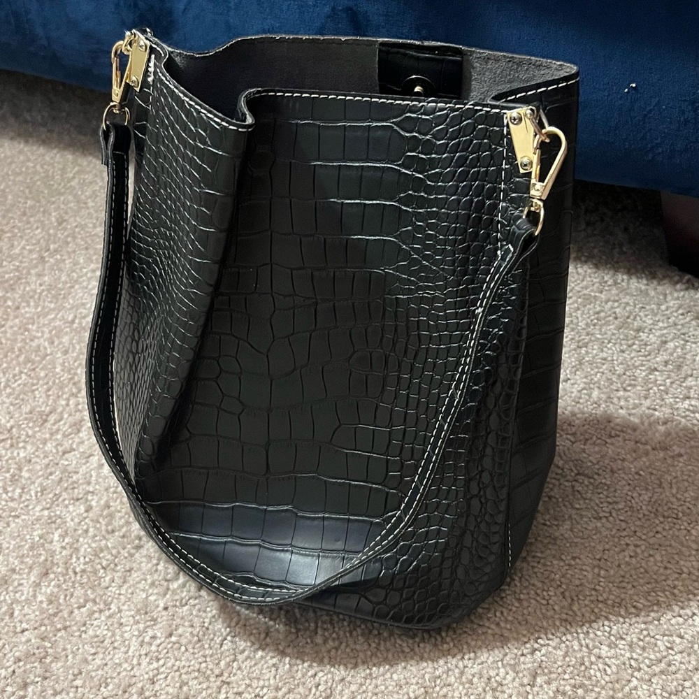 Elegant Black Croc-Embossed Women's Bag